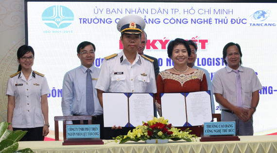 Thu Duc Technology College and Tan Cang-STC signed Contracts on Logistics Training Courses