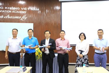 The Vietnam Aviation Academy strengthens collaboration with businesses in the logistics sector